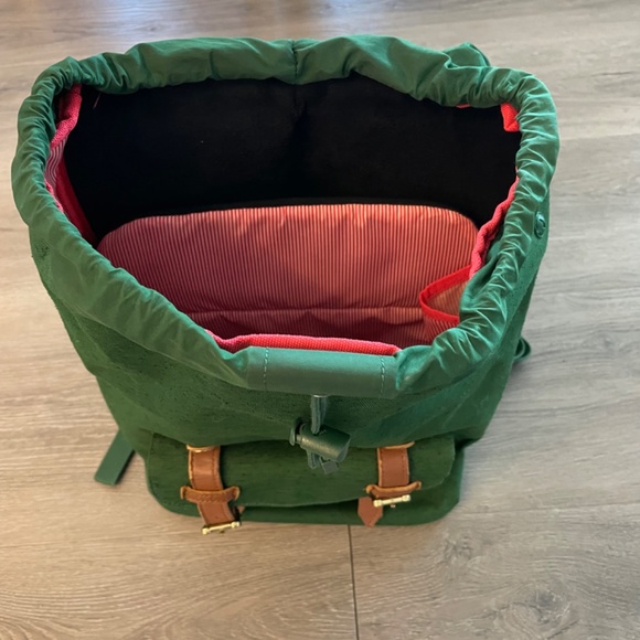 25 Liter Herschel Little American Backpack - like new - Picture 2 of 3